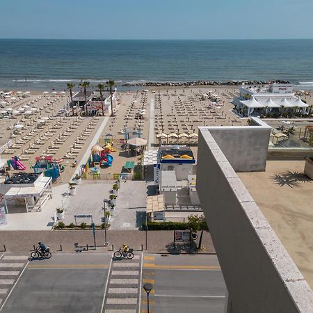 Hotel Augustus- Davanti A Noi C'E Solo Il Mare Misano Adriatico Exterior foto